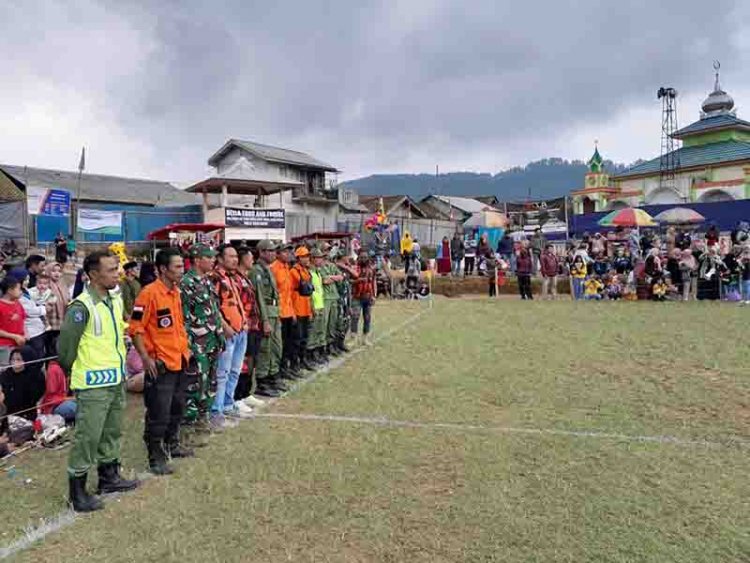 Babinsa Bersama Bhabinkamtibmas Karangkobar  Giat Pengamanan Turnamen Sepak Bola Porcam Cup