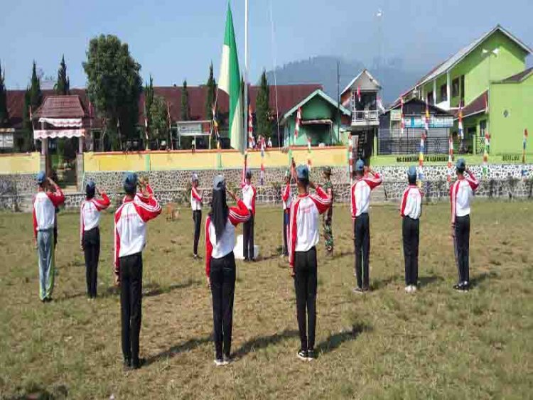 Tanamkan Kekompakan Babinsa Koramil 04/Karangkobar Latih Paskibra Tingkat Kecamatan