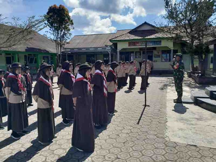 Babinsa Berikan Pendidikan Latihan Dasar Kepemimpinan SDIT Hajar Askolani Karangkobar