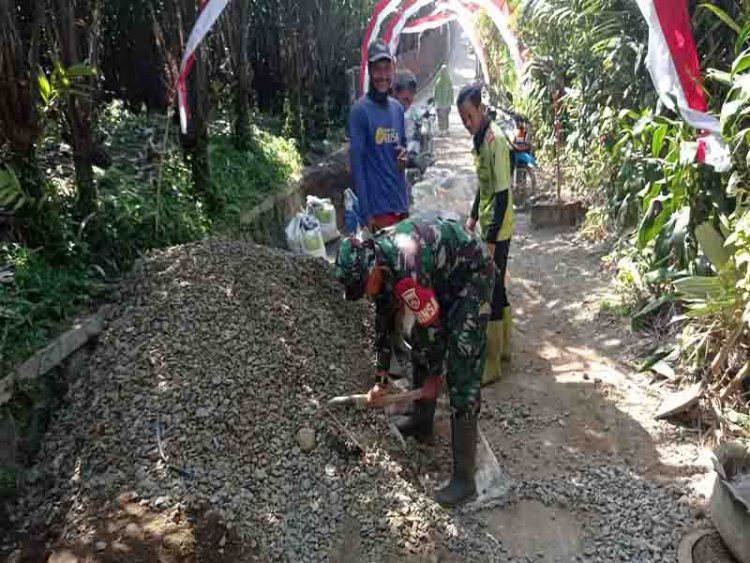 Hadir Untuk Warga Babinsa Koramil 04/Karangkobar Bantu Kerja Bakti Pengecoran Jalan Usaha Tani