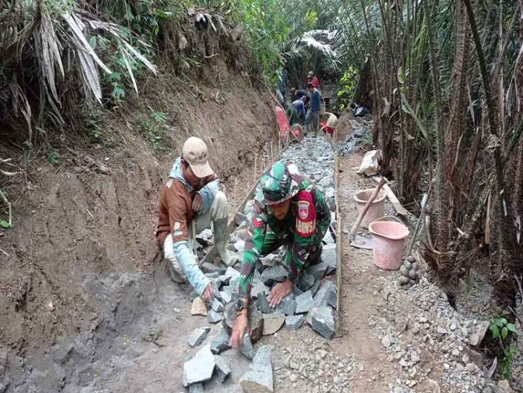Babinsa Koramil 04/Karangkobar Bersama Warga Kerja Bakti Pembangunan Makadam Jalan Usaha Tani