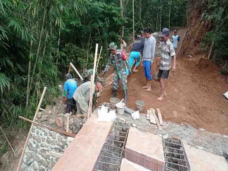 Babinsa Koramil 04 Karangkobar Ajak Warga Dukung Kegiatan Dengan Semangat dan Ikhlas