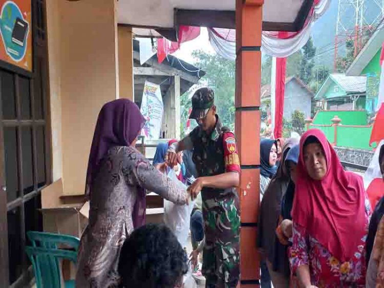 Babinsa Bantu Pendistribusian Daging dan telur Ayam Program Pengentasan Stunting