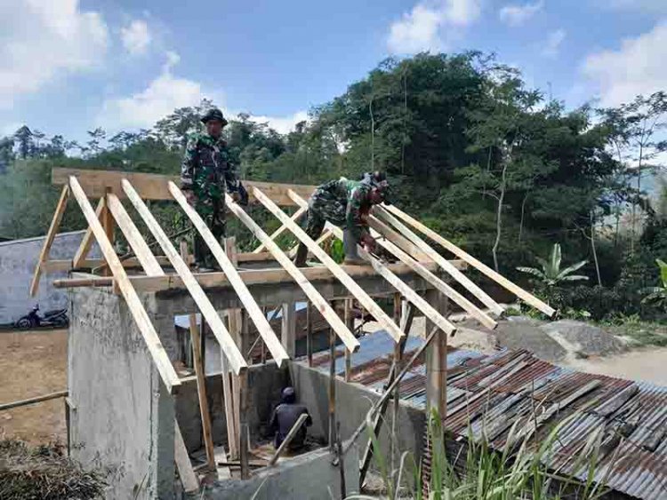 Satgas Pra TMMD Kodim 0704/Banjarnegara Bersama Warga Bangun Poskamling