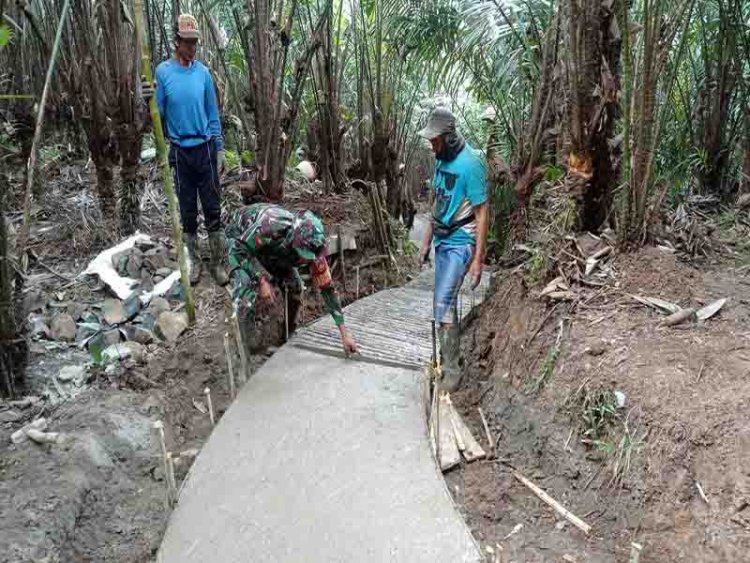 Babinsa Koramil 04/Karangkobar Gotong Royong Dengan Warga Pengecoran Jalan Usaha Tani