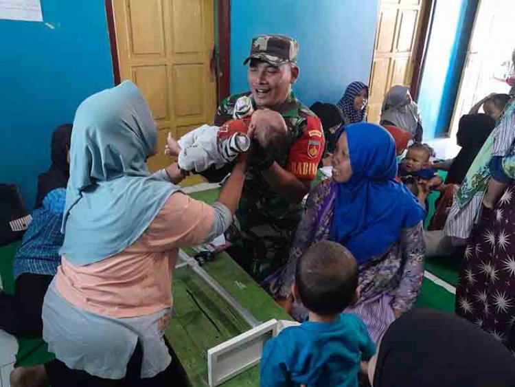 Bentuk Kepedulian Kesehatan Balita, Babinsa Koramil 04/Karangkobar Dampingi Posyandu Balita