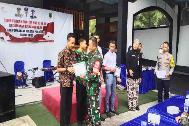 Mewakili Danramil Babinsa Hadiri Rapat Pembubaran Panitia HUT RI Ke-78 Tingakat Kecamatan