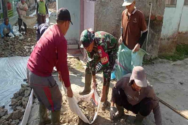 Permudah Angkut Hasil Perkebunan Babinsa Bantu Warga Pengecoran Jalan Usaha Tani