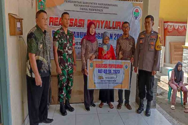 Pastikan Tepat Sasaran Babinsa Bersama Bhabinkamtibmas Dampingi Penyaluran BLT DD Desa Paweden