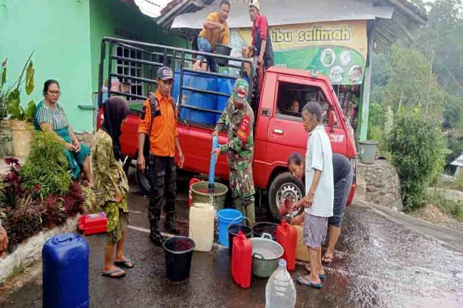 Ini Salah Satu Cara Babinsa Dan Relawan Karangkobar Bantu Warga Yang Kekurangan Air Bersih