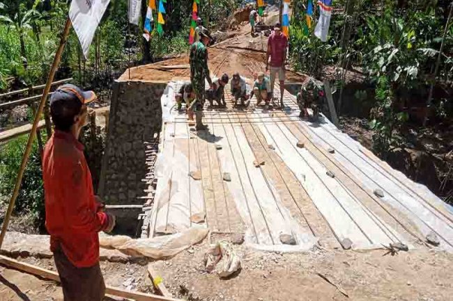 TMMD Sengkuyung Tahap lll Kodim 0704/Banjarnegara Mulai Pasang Rangkaian Besi Pengecoran Jembatan