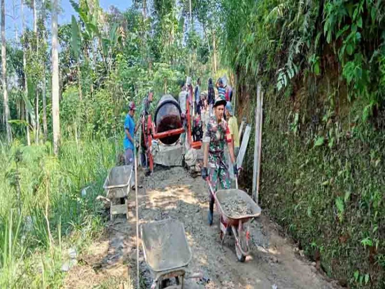 Kekompakan Babinsa Bersama Warga Laksanakan Pra TMMD Sengkuyung Tahap Ill Desa Ambal