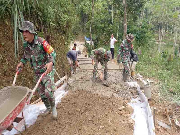 Semangat Pra TMMD Ke 118 Babinsa Bersama Masyarakat Laksanakan Pengecoran Jalan
