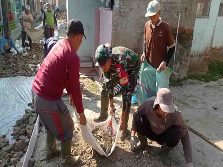 Permudah Angkut Hasil Perkebunan Babinsa Bantu Warga Pengecoran Jalan Usaha Tani