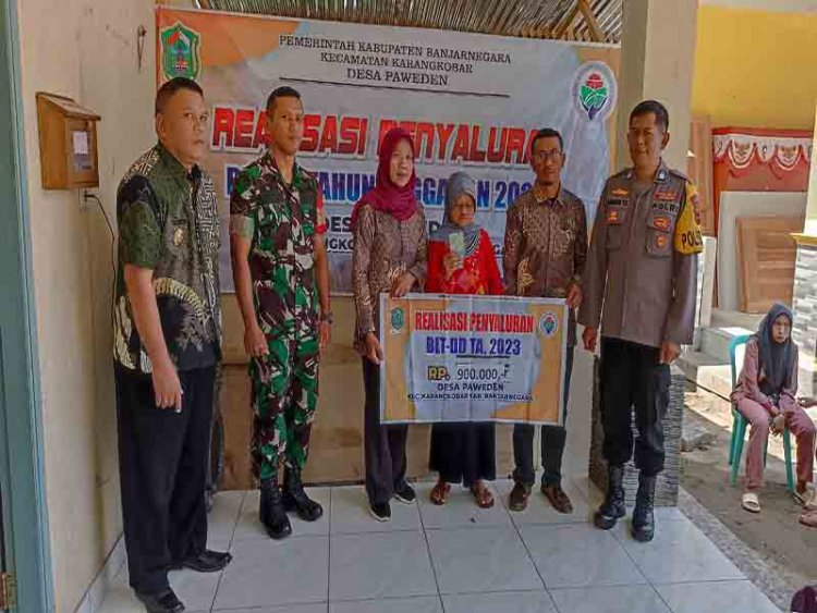 Pastikan Tepat Sasaran Babinsa Bersama Bhabinkamtibmas Dampingi Penyaluran BLT DD Desa Paweden