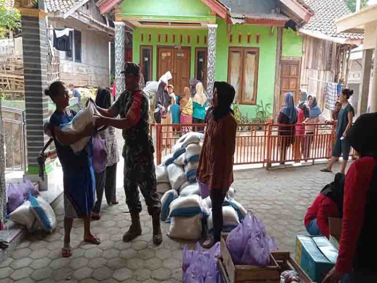 Babinsa Koramil 04 Karangkobar Dampingi Penyaluran Bantuan Pangan Non Tunai