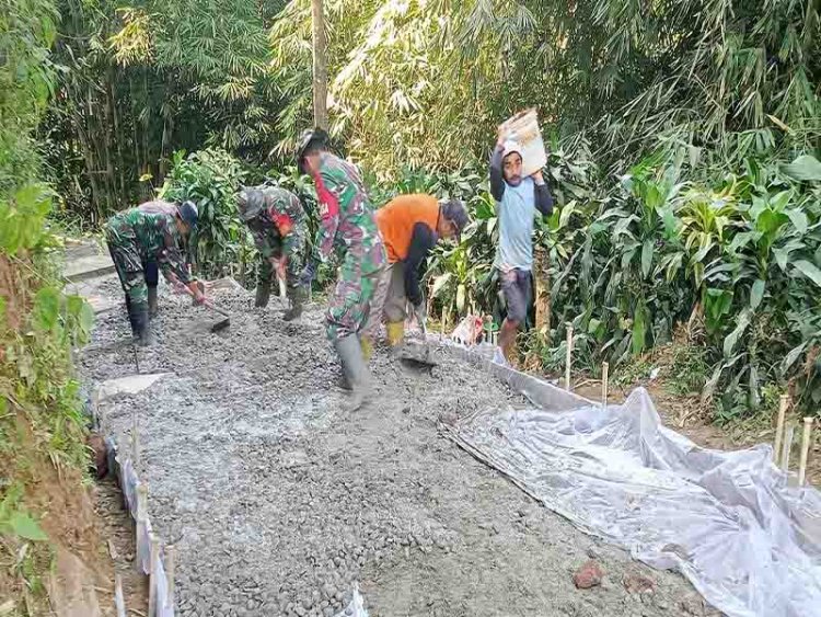 Babinsa Koramil 04/Karangkobar Bersama Masyarakat Selalu Giat Bekerja Sukseskan Pra TMMD 118