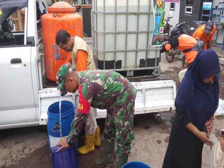 Babinsa Koramil 04/Karangkobar Bersama Relawan Cepat Tanggap Berikan Bantuan Air Bersih Ke Warga