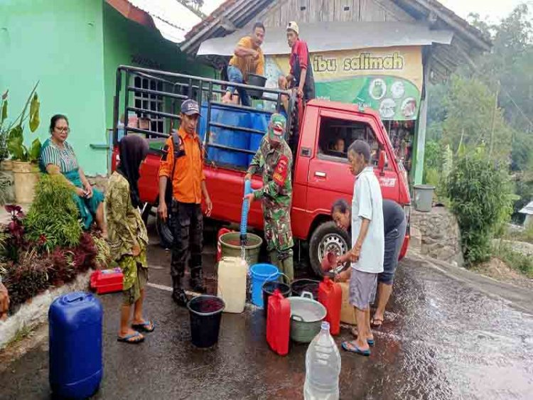 Ini Salah Satu Cara Babinsa Dan Relawan Karangkobar Bantu Warga Yang Kekurangan Air Bersih