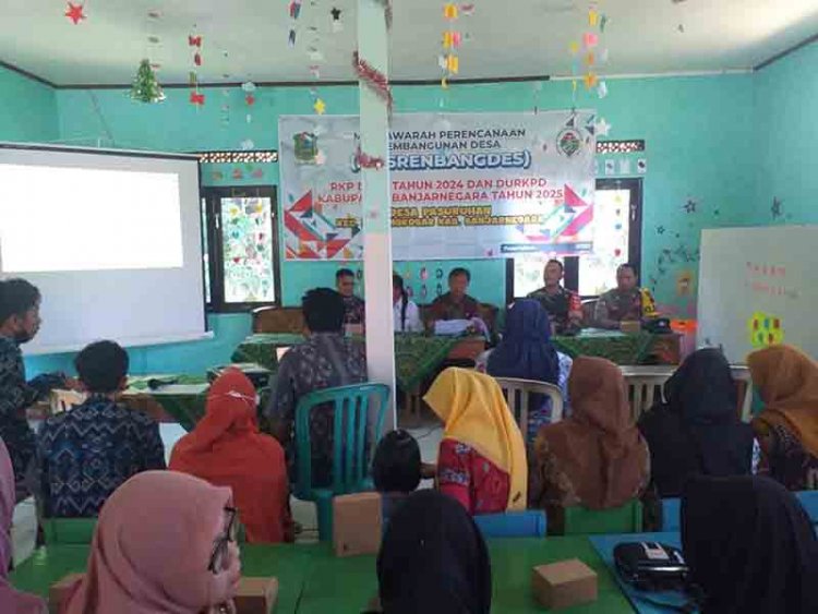 Babinsa Koramil 04/Karangkobar Bersama Bhabinkamtibmas Hadiri Musrenbangdes Desa Pasuruhan
