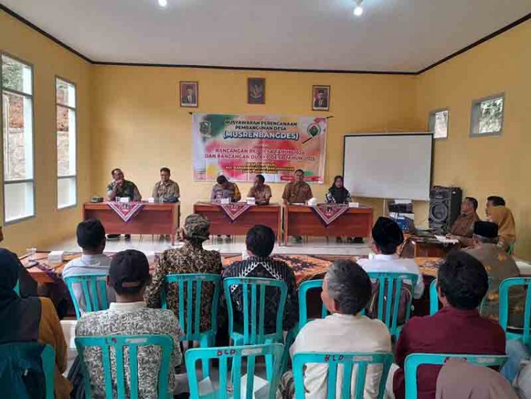 Dukung Kemajuan Desa Danramil 04/Karangkobar Hadiri Musrenbangdes Desa Paweden