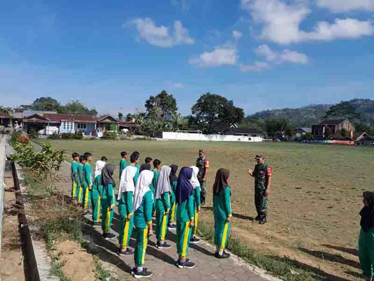 Babinsa Berikan Materi Wasbang Dan PBB Pada Siswa Siswi SD Negeri 2 Karangkobar
