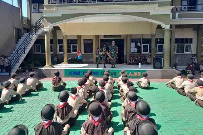 Bentuk Disiplin Sejak Dini, Babinsa Berikan Materi PBB Pada Siswa Siswi SD Negeri 1 Karangkobar