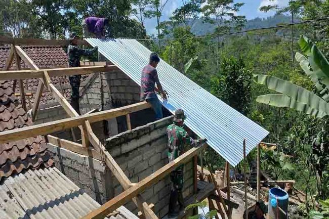 Sasaran Fisik Satgas TMMD Kodim 0704/Banjarnegara Ke 118 Rehab RTLH Sudah Sampai Ke Pemasangan Atap