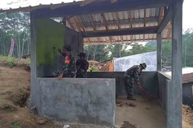 Pos Kamling Tak Luput Dari Usapan Kuas Cat Satgas TMMD Kodim 0704/Banjarnegara