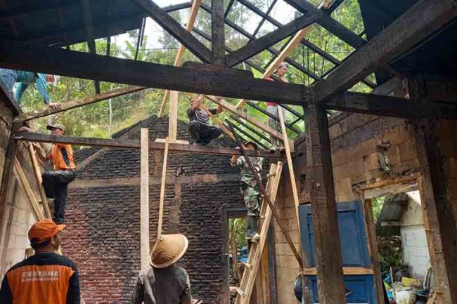 Kemanunggalan TNI Dengan Rakyat, Babinsa Bantu Pemasangan Atap Dapur Milik Warga