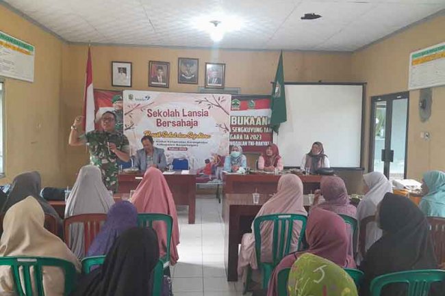 Kapten Inf Basuki Danramil 04/Karangkobar Menjadi Narasumber Sekolah Lansia Bersahaja Desa Ambal