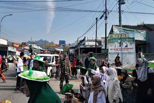 Babinsa Bersama Bhabinkamtibmas Pengamanan Kirab Para Santri Dalam Rangka Hari Sanntri Nasional