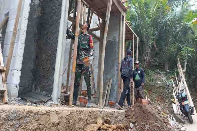 Babinsa Koramil 04/Karangkobar Serda Wasis Bantu Warga Bangun Musollah