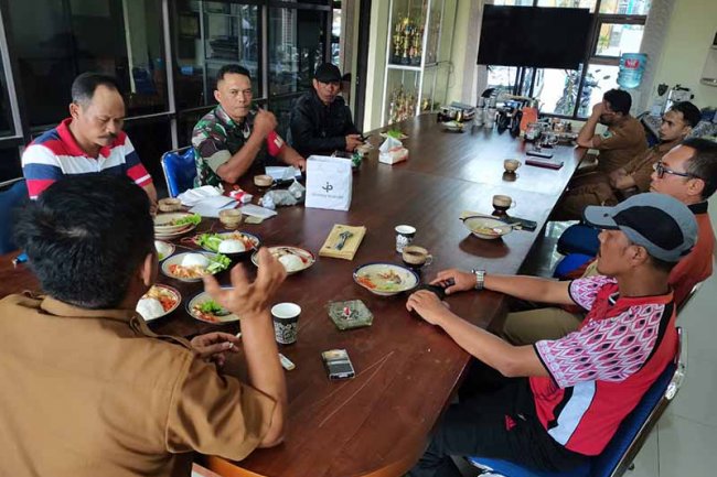 Babinsa Koramil 04/Karangkobar Ikuti Rapat Kordinasi Rencana Kerja Bakti Pembersihan Sungai