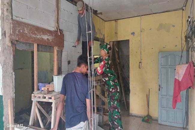 Wujud Kemanungalan,Serda Suratno  Kerja Bakti Bantu Rehab Balai Desa Gumelar