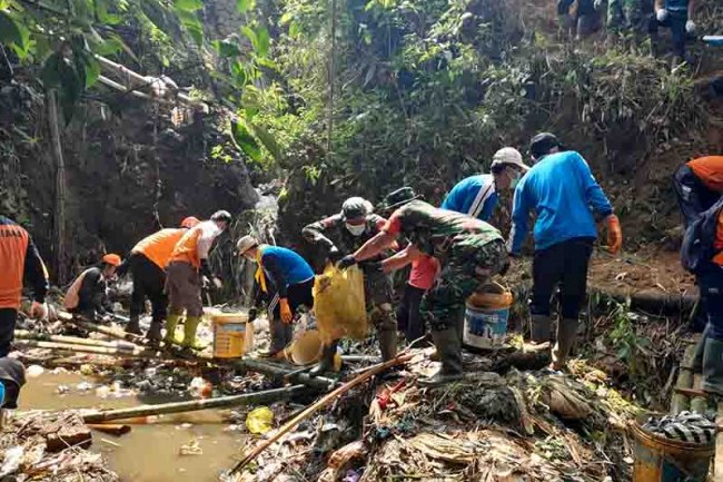 Kembalikan Sungai Sesuai Fungsinya Forkopincam Karangkobar  Gelar Apel Bersama Pembersihan Sungai
