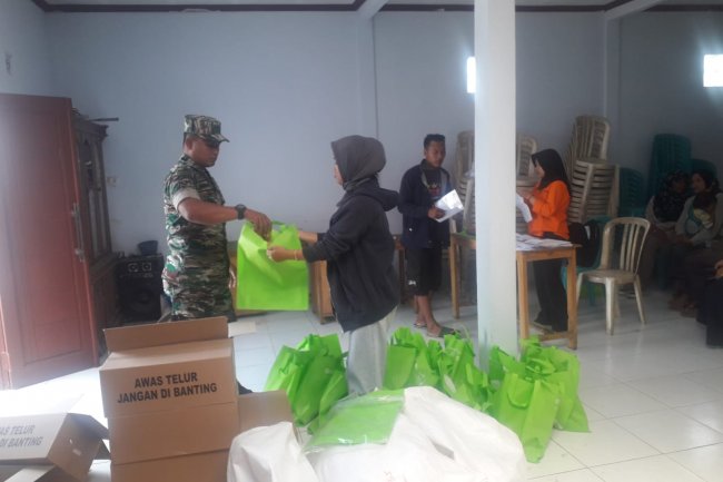 Babinsa Karangkobar Dampingi Pembagian Bantuan Pangan Pengentasan Stunting