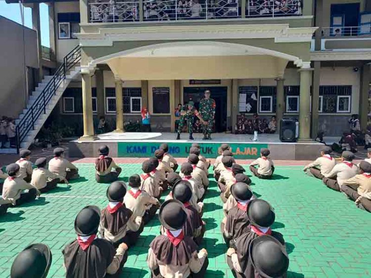 Bentuk Disiplin Sejak Dini, Babinsa Berikan Materi PBB Pada Siswa Siswi SD Negeri 1 Karangkobar
