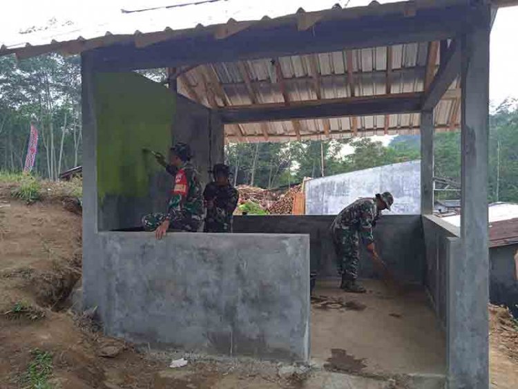 Pos Kamling Tak Luput Dari Usapan Kuas Cat Satgas TMMD Kodim 0704/Banjarnegara