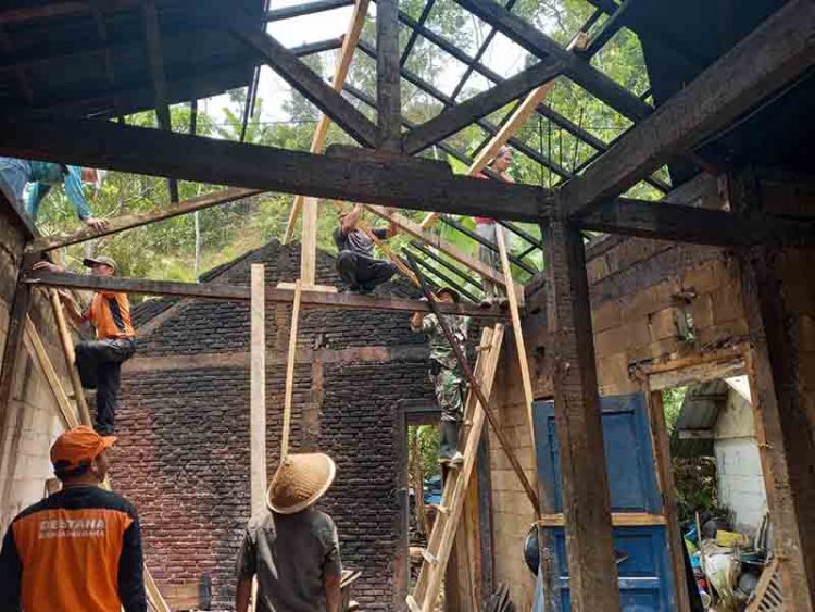 Kemanunggalan TNI Dengan Rakyat, Babinsa Bantu Pemasangan Atap Dapur Milik Warga