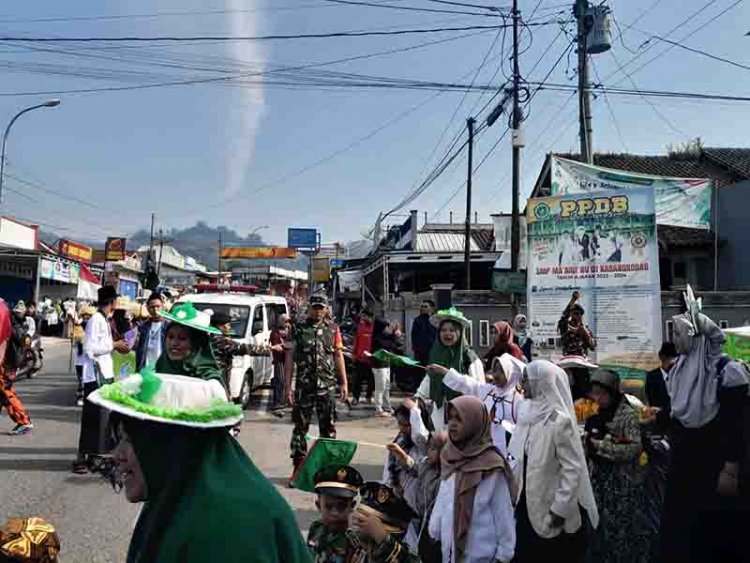Babinsa Bersama Bhabinkamtibmas Pengamanan Kirab Para Santri Dalam Rangka Hari Sanntri Nasional