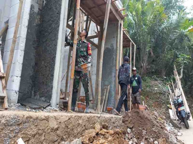 Babinsa Koramil 04/Karangkobar Serda Wasis Bantu Warga Bangun Musollah