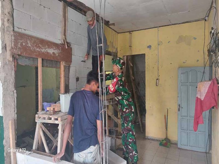 Wujud Kemanungalan,Serda Suratno  Kerja Bakti Bantu Rehab Balai Desa Gumelar