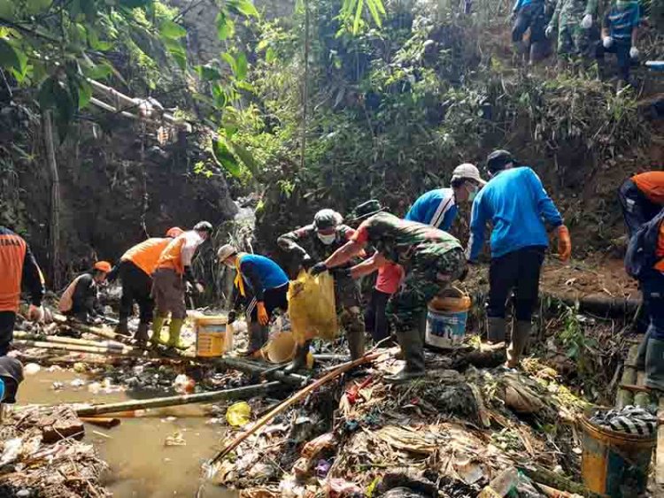 Kembalikan Sungai Sesuai Fungsinya Forkopincam Karangkobar  Gelar Apel Bersama Pembersihan Sungai