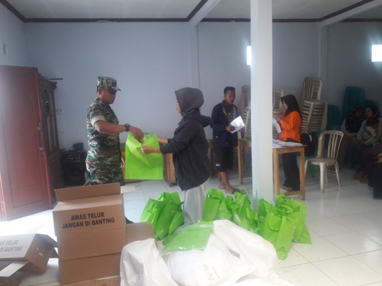 Babinsa Karangkobar Dampingi Pembagian Bantuan Pangan Pengentasan Stunting