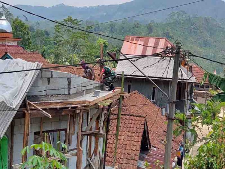 Selalu Ada Bersama Rakyat, Babinsa Koramil 04/Karangkobar Bantu Renovasi Rumah Warga