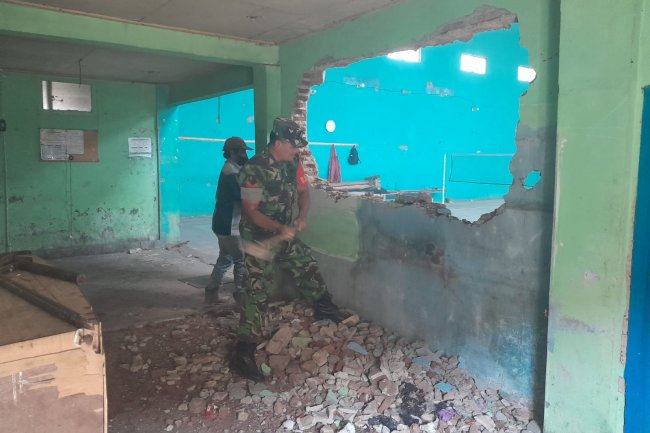 Babinsa Bersama Warga Kerja Bakti Renofasi Gedung Olahraga