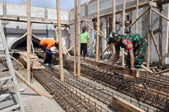 Peduli Sarana Ibadah, Babinsa Bantu Warga Gotong Royong Pembangunan Musollah