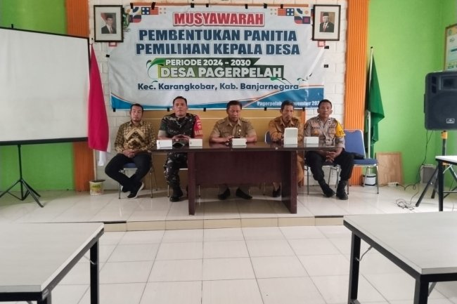 Babinsa Bersama Bhabinkamtibmas Hadiri Rapat Pembentukan Panitia Pemilihan Kepala Desa Pagerpela