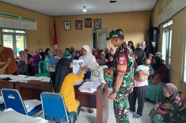 Serda Suratno Dampingi Penyaluran Beras Dari Bulog Kepada 375 Warga Desa Ambal